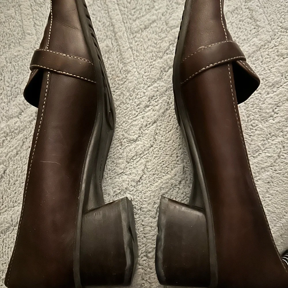 Nine West 8 brown leather loafer with buckle detail, stitching, small heel. - Picture 4 of 6